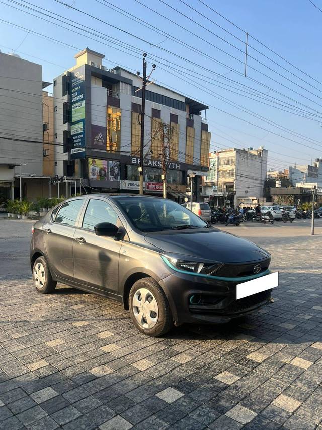 https://images10.gaadi.com/usedcar_image/4277326/original/processed_68ef56f04890ea12e0d24dcf4986f1ae.jpg?imwidth=6400