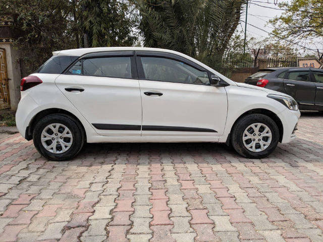 https://images10.gaadi.com/usedcar_image/4277354/original/processed_81824cf1dc65fe75d01cf753af23e8a7.png?imwidth=6401