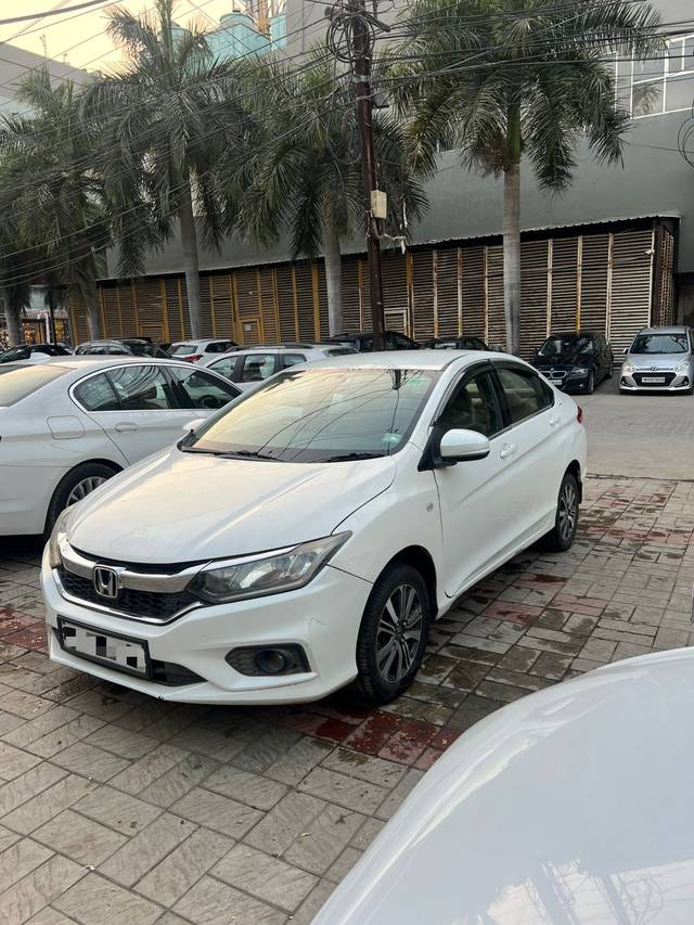 https://images10.gaadi.com/usedcar_image/4277361/original/711e3b1baed1dcb6ff058e14db16a5db.jpg?imwidth=6401