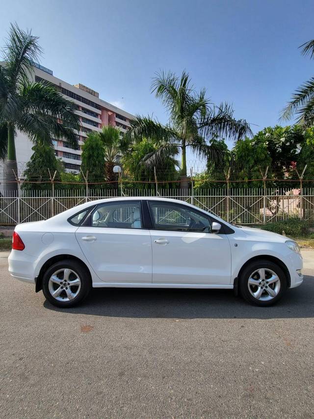 https://images10.gaadi.com/usedcar_image/4277392/original/processed_218440412363564836ccfb68cfa3723b.jpg?imwidth=6401