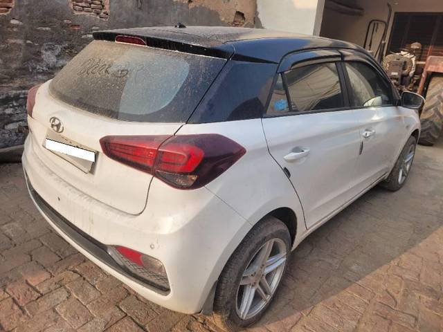 https://images10.gaadi.com/usedcar_image/4277548/original/processed_772e50f9-3180-427d-9801-d756206871f7.jpg?imwidth=6400