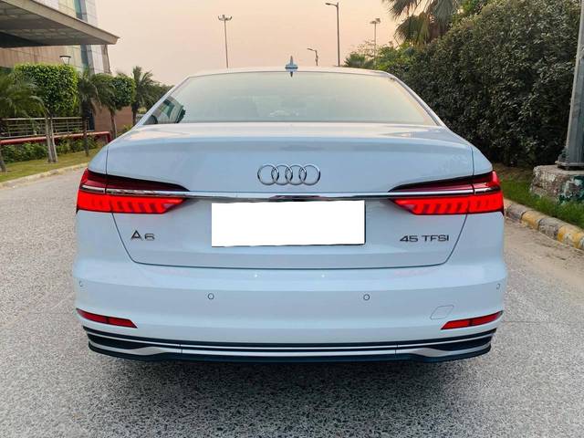 https://images10.gaadi.com/usedcar_image/4277771/original/processed_6178daa040a16607db9cc9e8f0224fd4.jpg?imwidth=6402