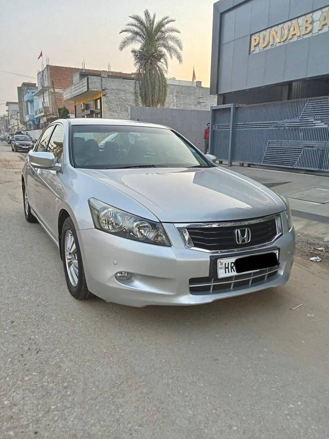 https://images10.gaadi.com/usedcar_image/4277798/original/processed_73d18f1bbe54e2184114f086b83c24e8.jpg?imwidth=6400