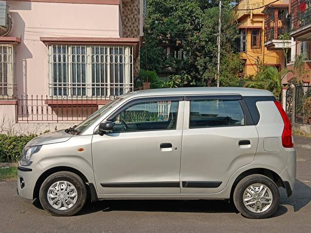 https://images10.gaadi.com/usedcar_image/4277926/original/processed_fe27ef32db8b74291bacc896a2d20706.jpg?imwidth=6402