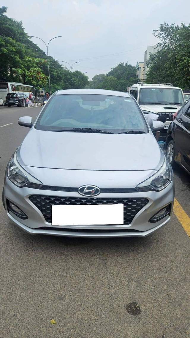 https://images10.gaadi.com/usedcar_image/4278305/original/processed_1301aa5bd2ddfd21fefbb7f89f0d927f.jpg?imwidth=6400