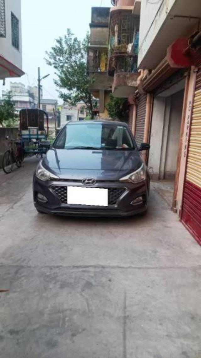 https://images10.gaadi.com/usedcar_image/4278626/original/processed_562bd4f0-0314-4166-8939-e366b5d0c0af.jpg?imwidth=6401