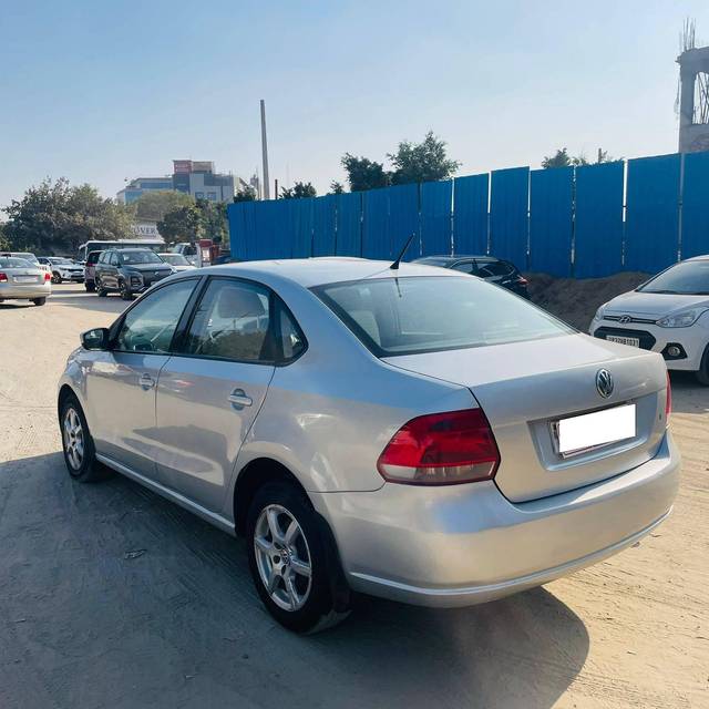 https://images10.gaadi.com/usedcar_image/4278648/original/processed_b381e42cf00b0de222bed83a65557869.jpg?imwidth=6402