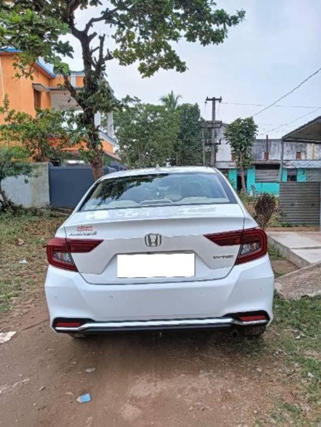 https://images10.gaadi.com/usedcar_image/4278707/original/processed_e1518acc-b375-417d-89ba-80948a875a91.jpg?imwidth=6402