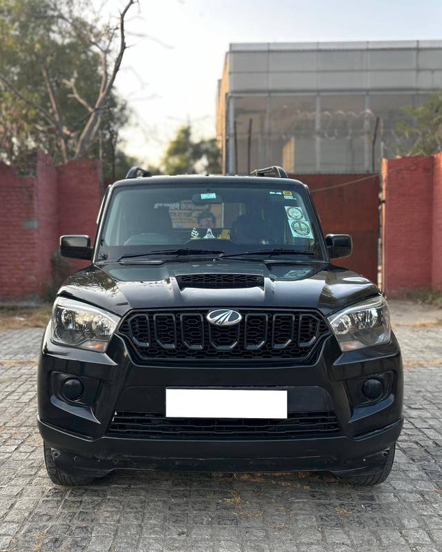 https://images10.gaadi.com/usedcar_image/4278778/original/processed_ba68b9a85c1738176b162338975627c7.jpg?imwidth=6402