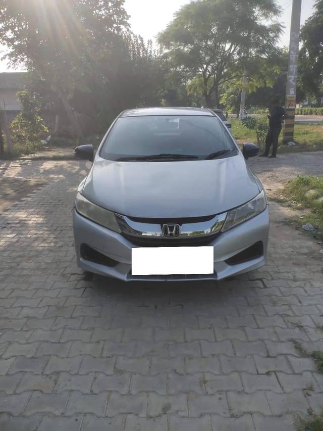 https://images10.gaadi.com/usedcar_image/4278973/original/processed_7ccac051cc3ced11f5556336cda49fde.jpg?imwidth=6400