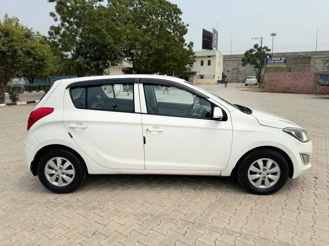 https://images10.gaadi.com/usedcar_image/4279116/original/processed_b360089f962123ea333c1a7464b1706c.jpg?imwidth=6401