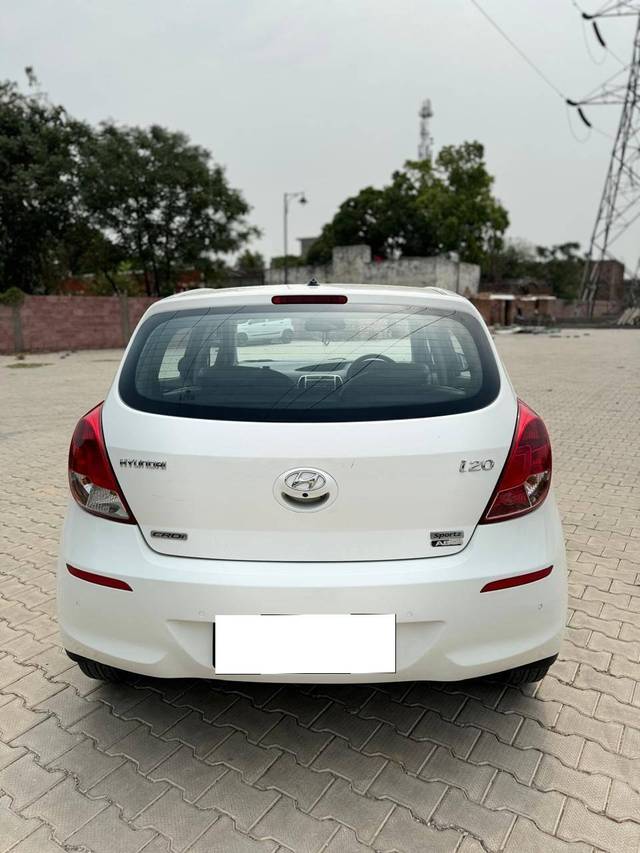 https://images10.gaadi.com/usedcar_image/4279116/original/processed_d173416638383746b5d0d53beace796b.jpg?imwidth=6402