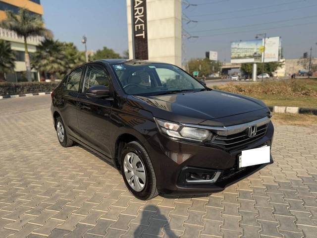 https://images10.gaadi.com/usedcar_image/4279128/original/processed_1a2dee7c79cccabfb07df6de29cab791.jpg?imwidth=6400