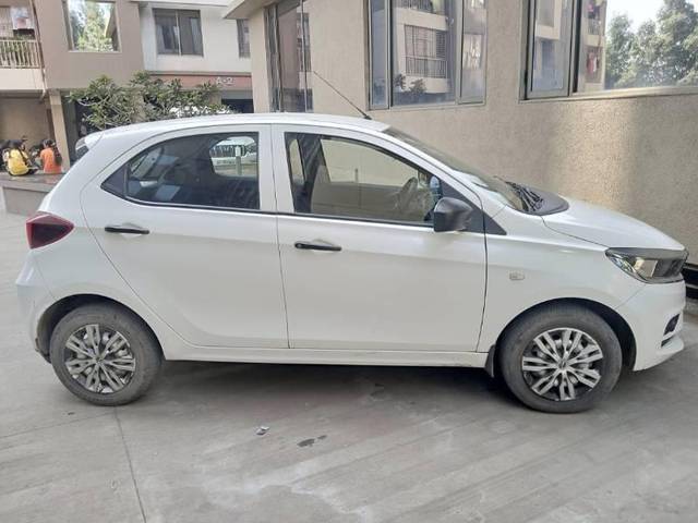 https://images10.gaadi.com/usedcar_image/4279226/original/processed_ce7bf934-d09d-4401-b36c-ff969ea6b0db.jpeg?imwidth=6400