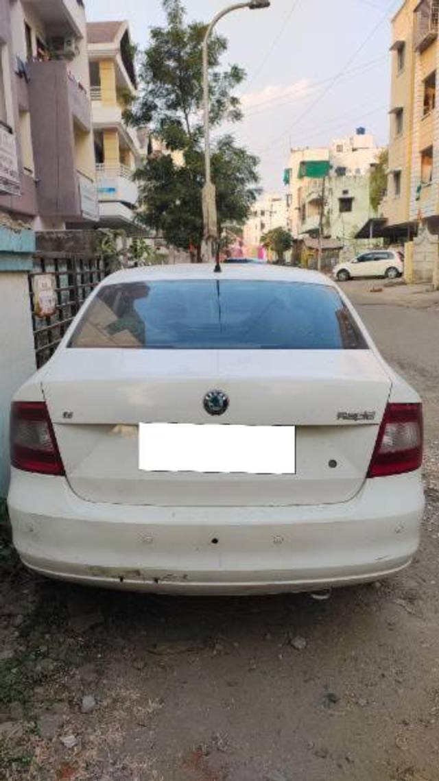 https://images10.gaadi.com/usedcar_image/4279289/original/processed_6087e1ad-34d4-4f6b-9c6e-c4aa3f2e895f.jpg?imwidth=6402