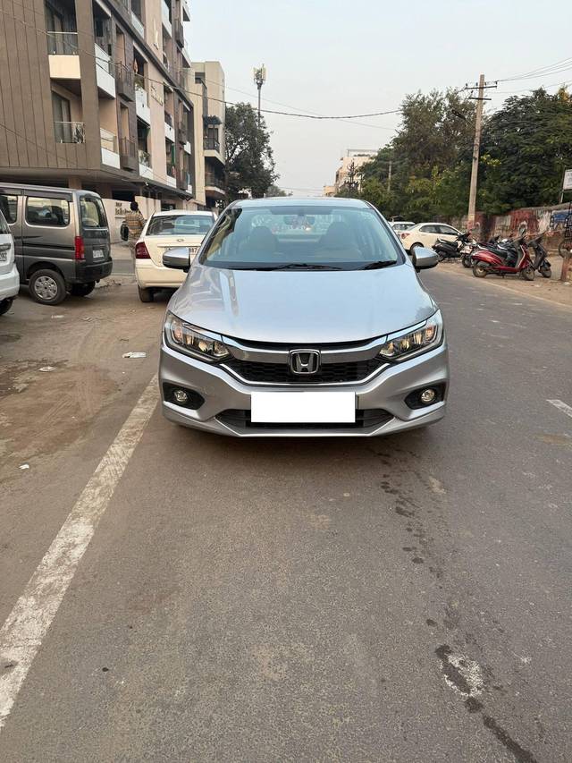 https://images10.gaadi.com/usedcar_image/4279291/original/processed_481d129b77a8393816d80e0f3a80eb17.jpg?imwidth=6402