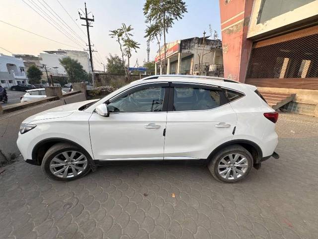 https://images10.gaadi.com/usedcar_image/4279321/original/b8bc908fe3fcdf47ec01755e57c13064.jpg?imwidth=6402