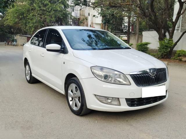 https://images10.gaadi.com/usedcar_image/4279408/original/processed_659077ff677240cd3adecb4f1afce252.jpg?imwidth=6400