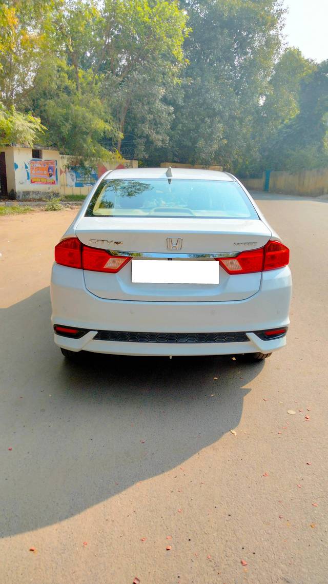 https://images10.gaadi.com/usedcar_image/4279500/original/processed_a30a6324b5ed20b1576a3d223bfa5d12.jpg?imwidth=6402