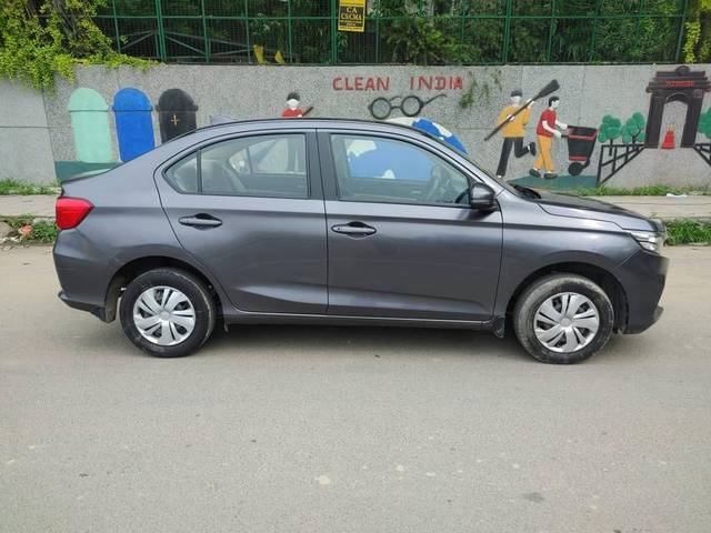 https://images10.gaadi.com/usedcar_image/4279644/original/processed_5c16f750550844a42f8e6763ce079859.jpg?imwidth=6401