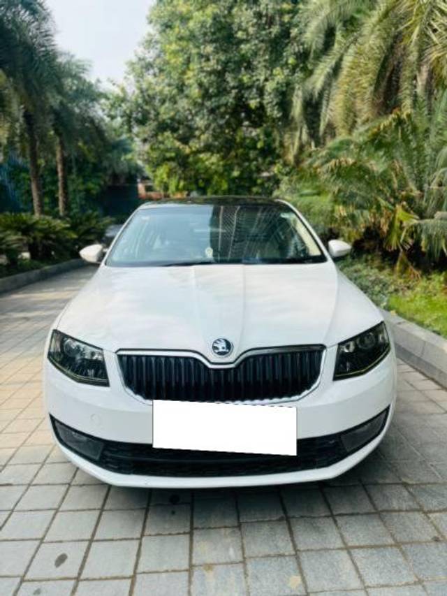 https://images10.gaadi.com/usedcar_image/4279744/original/processed_98364290-e013-4dfa-b305-022720ba28be.jpg?imwidth=6400