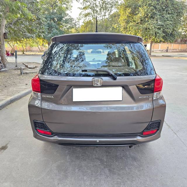 https://images10.gaadi.com/usedcar_image/4279755/original/processed_c3b6a19dcd37d7d6b99ff5e0cc5269a1.jpg?imwidth=6401