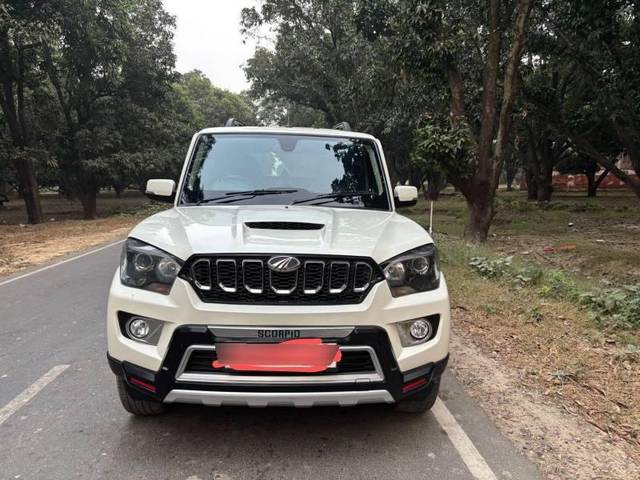 https://images10.gaadi.com/usedcar_image/4279760/original/processed_cabd9641-2489-4015-b939-ca614e01c020.jpg?imwidth=6402