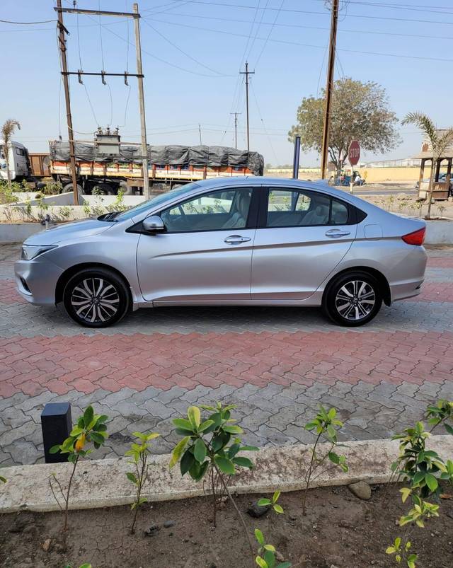 https://images10.gaadi.com/usedcar_image/4279763/original/processed_344d857c2332451208e0e5c886a56a74.jpg?imwidth=6402