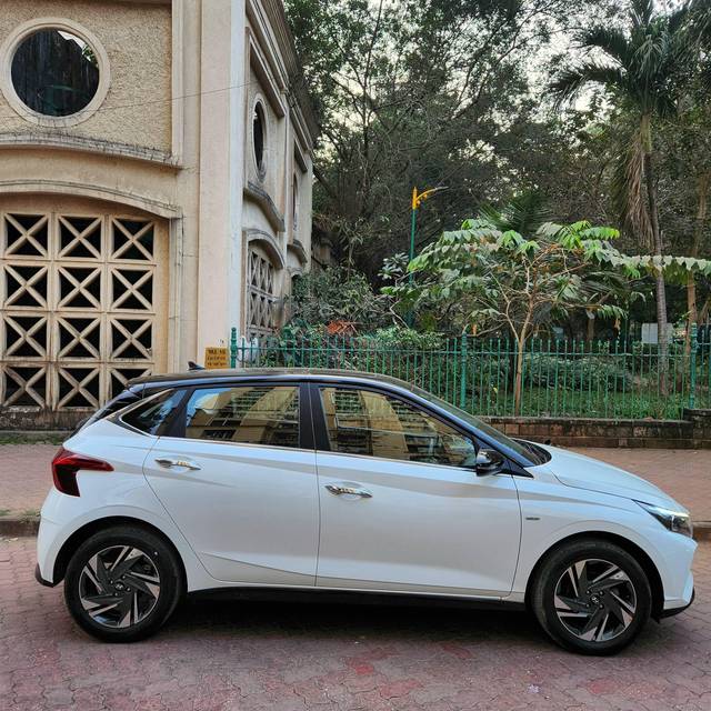 https://images10.gaadi.com/usedcar_image/4279778/original/processed_8998d3eb608e03583b5d1d5643a690f4.jpg?imwidth=6401