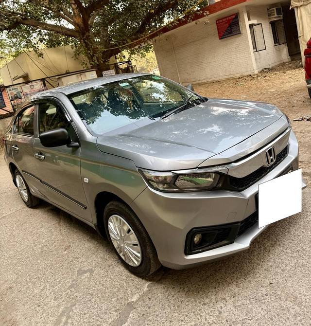 https://images10.gaadi.com/usedcar_image/4279839/original/processed_8c3369f5097cfe4ead85eed5bd1c71ca.jpg?imwidth=6400