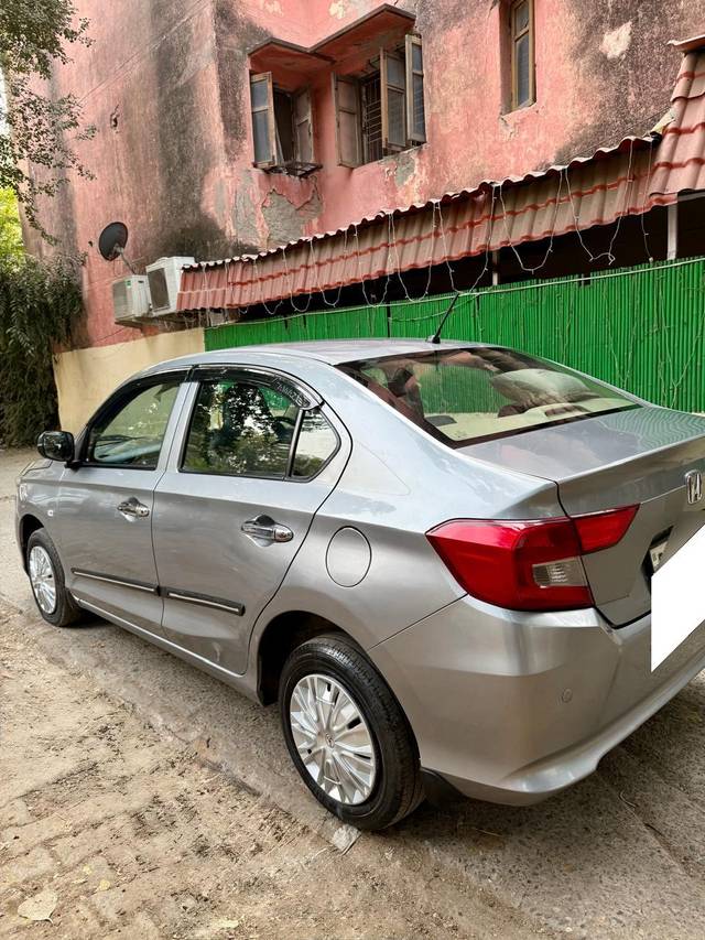 https://images10.gaadi.com/usedcar_image/4279839/original/processed_b0e3766057c8e7e44d12f8beac6f4308.jpg?imwidth=6402