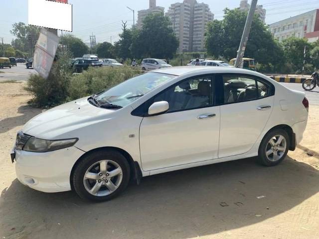 https://images10.gaadi.com/usedcar_image/4280059/original/processed_9f7e1a72-fd60-4ed2-b5d7-a879b96e00ce.jpeg?imwidth=6402