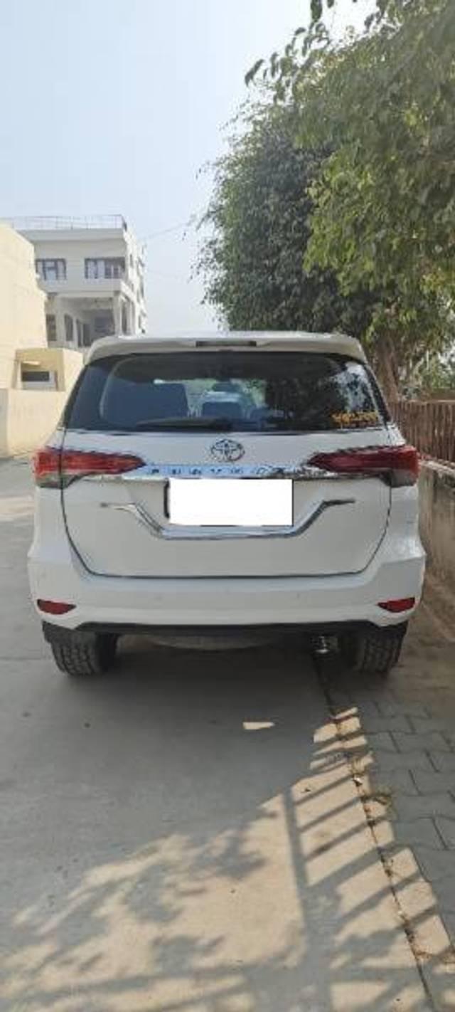 https://images10.gaadi.com/usedcar_image/4280216/original/processed_50461312-1553-4f9e-8405-32165a55fedf.jpg?imwidth=6401