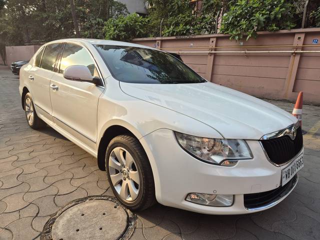 https://images10.gaadi.com/usedcar_image/4280570/original/processed_b62477cdde2bfb90071d20ec3324e1c4.jpg?imwidth=6401