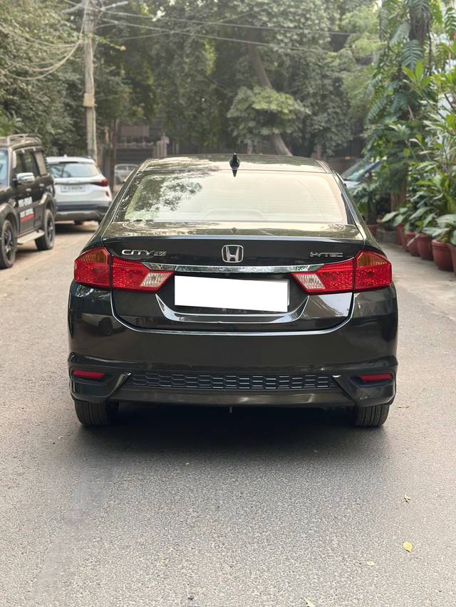 https://images10.gaadi.com/usedcar_image/4280716/original/processed_072107815ec09275c77d3dc65bc3d87e.jpg?imwidth=6401