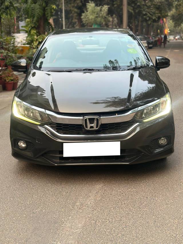 https://images10.gaadi.com/usedcar_image/4280716/original/processed_de9b1763be659f59a4db860f3a23be61.jpg?imwidth=6402