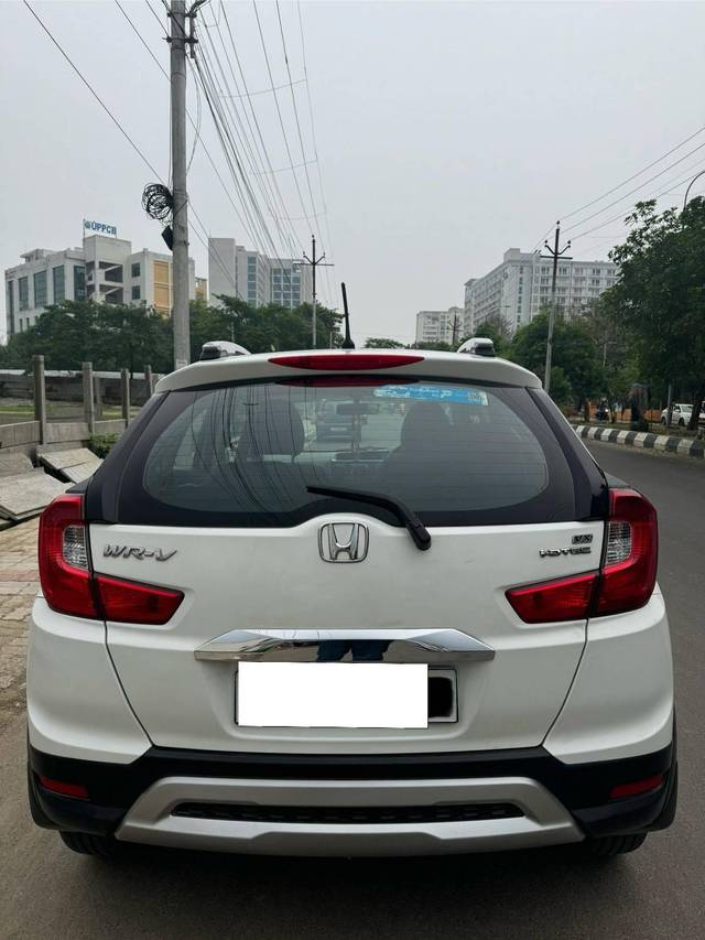 https://images10.gaadi.com/usedcar_image/4281030/original/processed_2324ca0de2ccb2adc1e76ca64f43dc8d.jpg?imwidth=6402