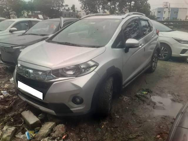 https://images10.gaadi.com/usedcar_image/4281170/original/processed_d2572adc-4a06-432c-b5b4-6ebe616d5106.JPG?imwidth=6402