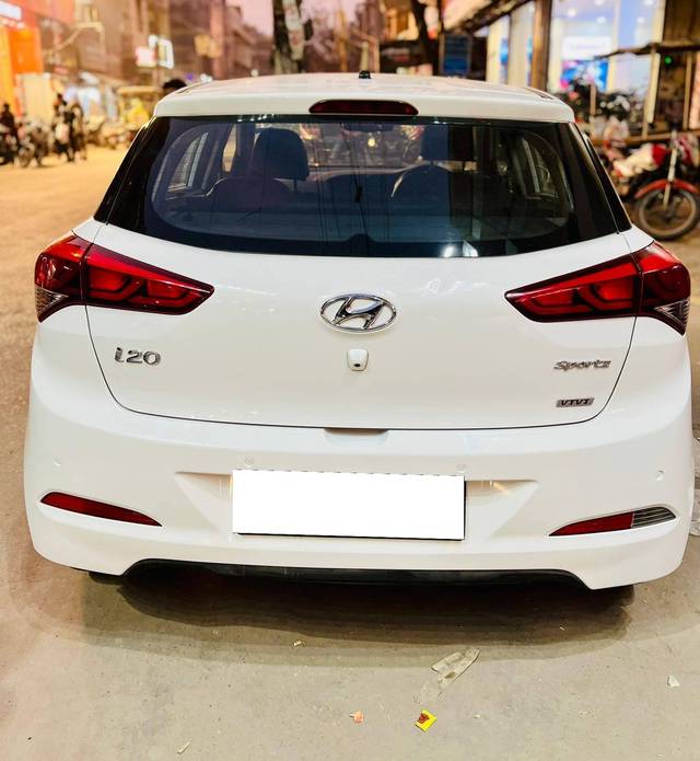 https://images10.gaadi.com/usedcar_image/4281237/original/processed_5d86d1ded0e8a9bced87e2973c8f968e.jpg?imwidth=6402