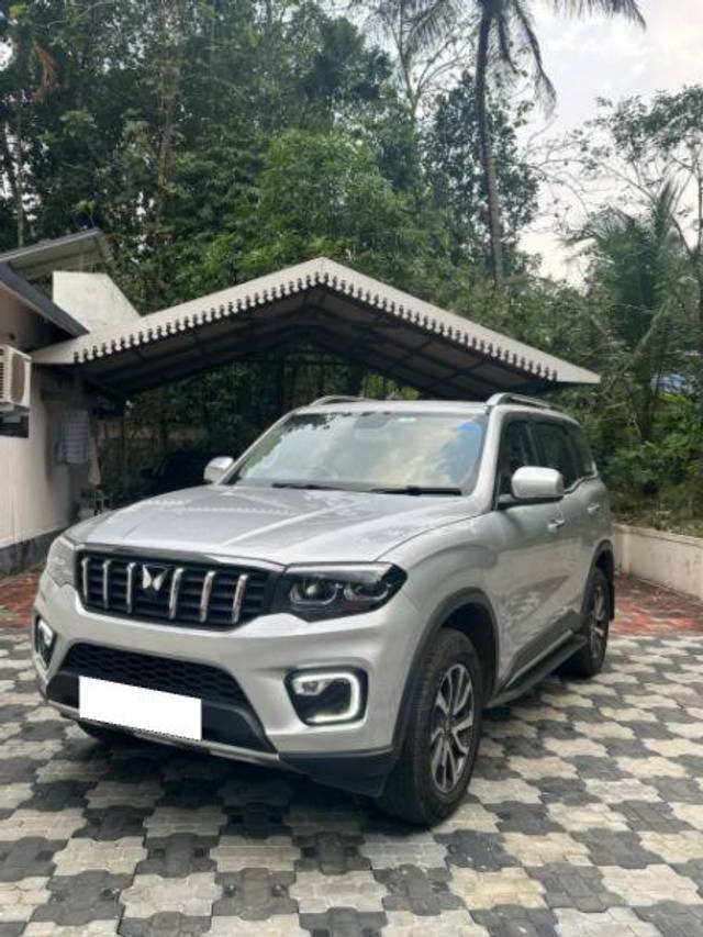 https://images10.gaadi.com/usedcar_image/4281340/original/processed_42556037-873a-4b15-a271-973a5029a297.jpg?imwidth=6400