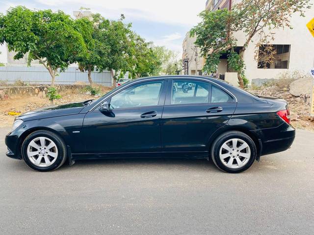 https://images10.gaadi.com/usedcar_image/4281364/original/processed_b9fd36c6a2760f657cc44edda05df851.jpg?imwidth=6401