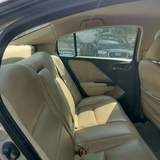 https://images10.gaadi.com/usedcar_image/4281422/original/6cf3b200da07e6e4b1b83b51de25aa98.jpg?imwidth=6402