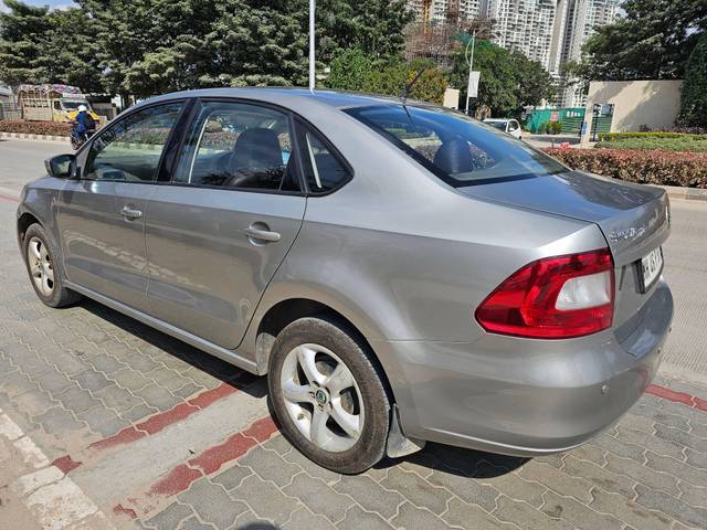 https://images10.gaadi.com/usedcar_image/4281566/original/processed_590744730fbfd71380bf8c927938076d.jpg?imwidth=6402