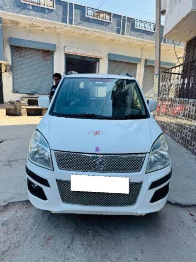 https://images10.gaadi.com/usedcar_image/4281631/original/processed_5d39bee0-ac6f-4140-9ffd-1e0b81d2dc42.jpg?imwidth=6401