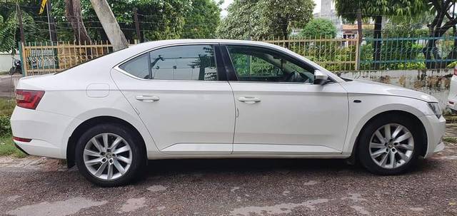 https://images10.gaadi.com/usedcar_image/4281762/original/8036810f92db9e1fab0f950023d448b3.jpg?imwidth=6401