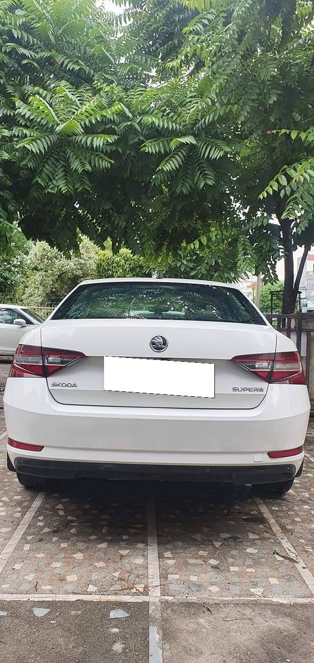 https://images10.gaadi.com/usedcar_image/4281762/original/processed_d30a5d3974d6beb7e3cc2b6a6089d364.jpg?imwidth=6402