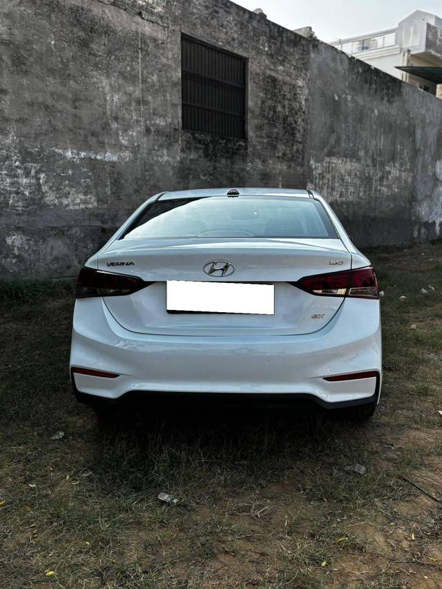 https://images10.gaadi.com/usedcar_image/4281806/original/processed_42dbdc296c9bdb394f419dd4917056a2.jpg?imwidth=6402