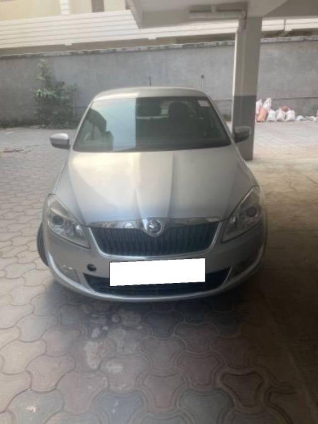 https://images10.gaadi.com/usedcar_image/4281971/original/processed_469d0f19-a461-46c7-a6df-4edbd461e0c5.jpg?imwidth=6400