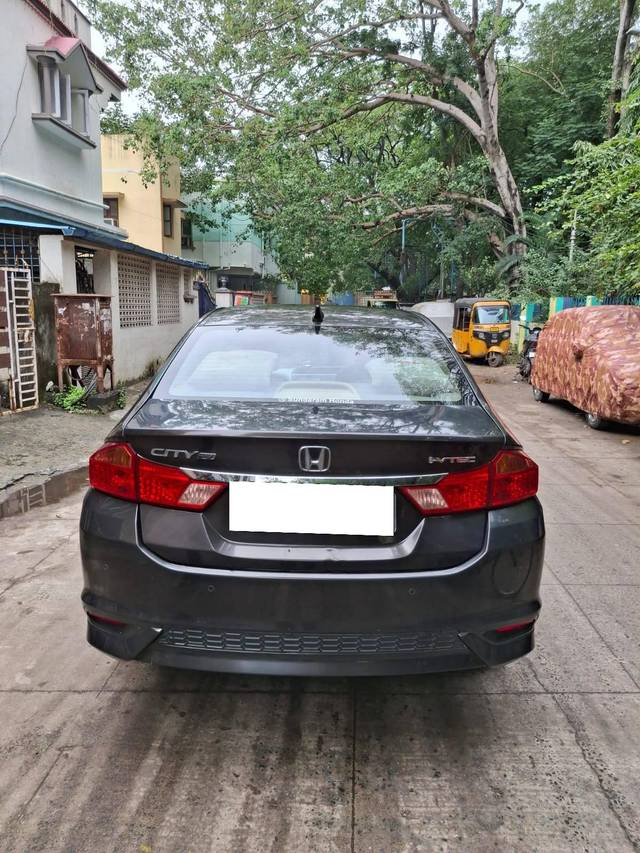 https://images10.gaadi.com/usedcar_image/4281999/original/processed_a7fd0a532f2e09cd0f17c8daa6aadb10.jpg?imwidth=6401