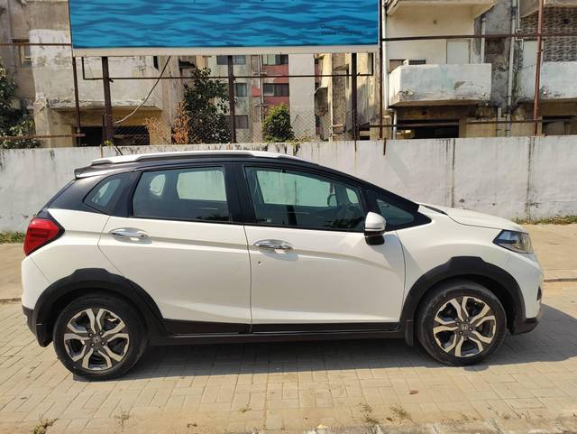 https://images10.gaadi.com/usedcar_image/4282001/original/processed_985ac5eec525b10776b32ab3a9fdfeec.jpg?imwidth=6401